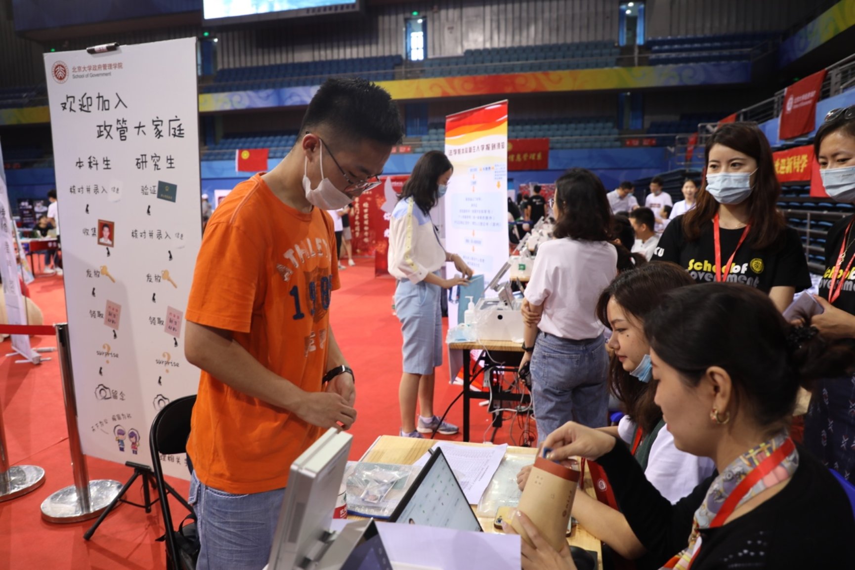 男人站在人群中
描述已自动生成