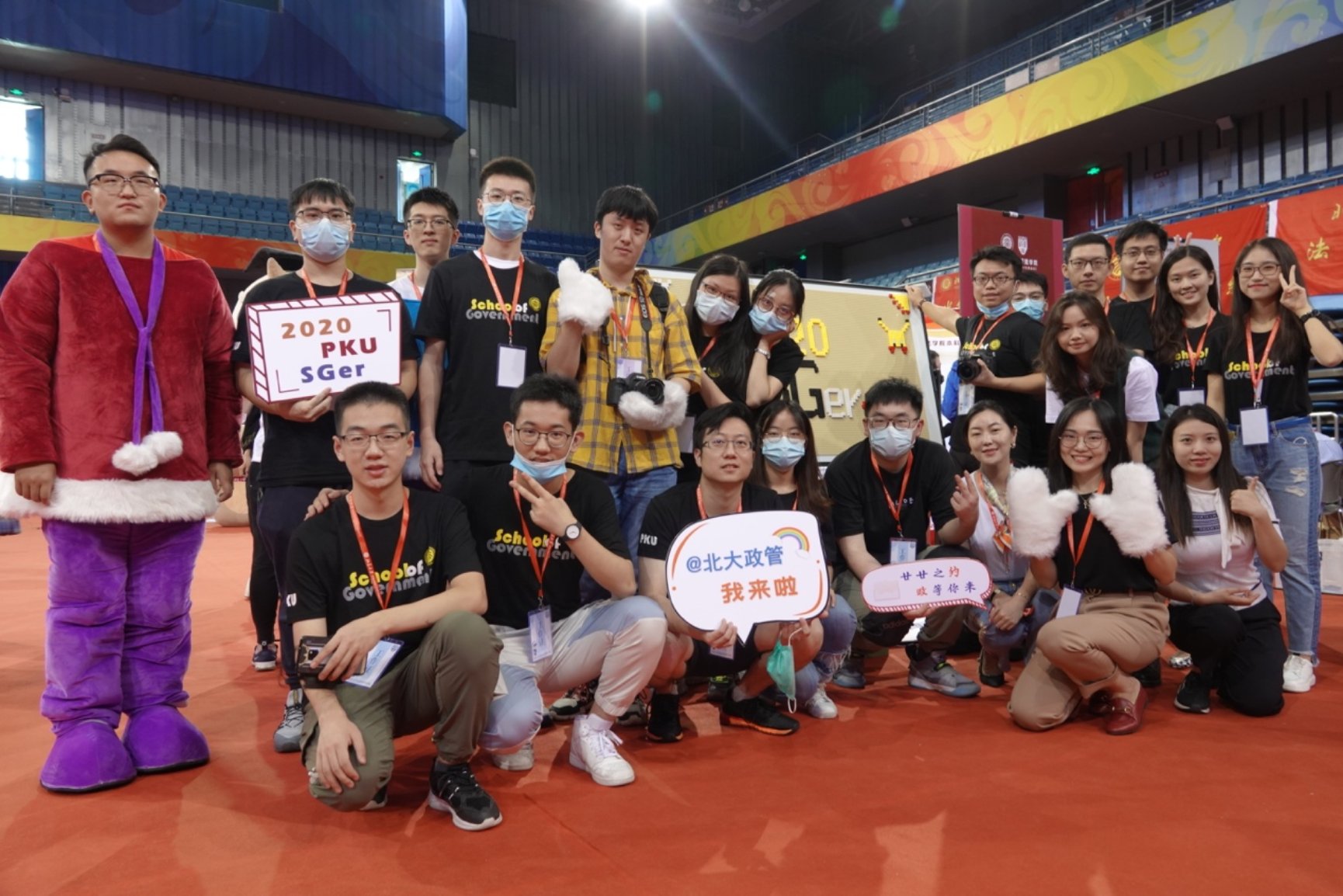 图片包含 人, 院子, 站, 一群
描述已自动生成