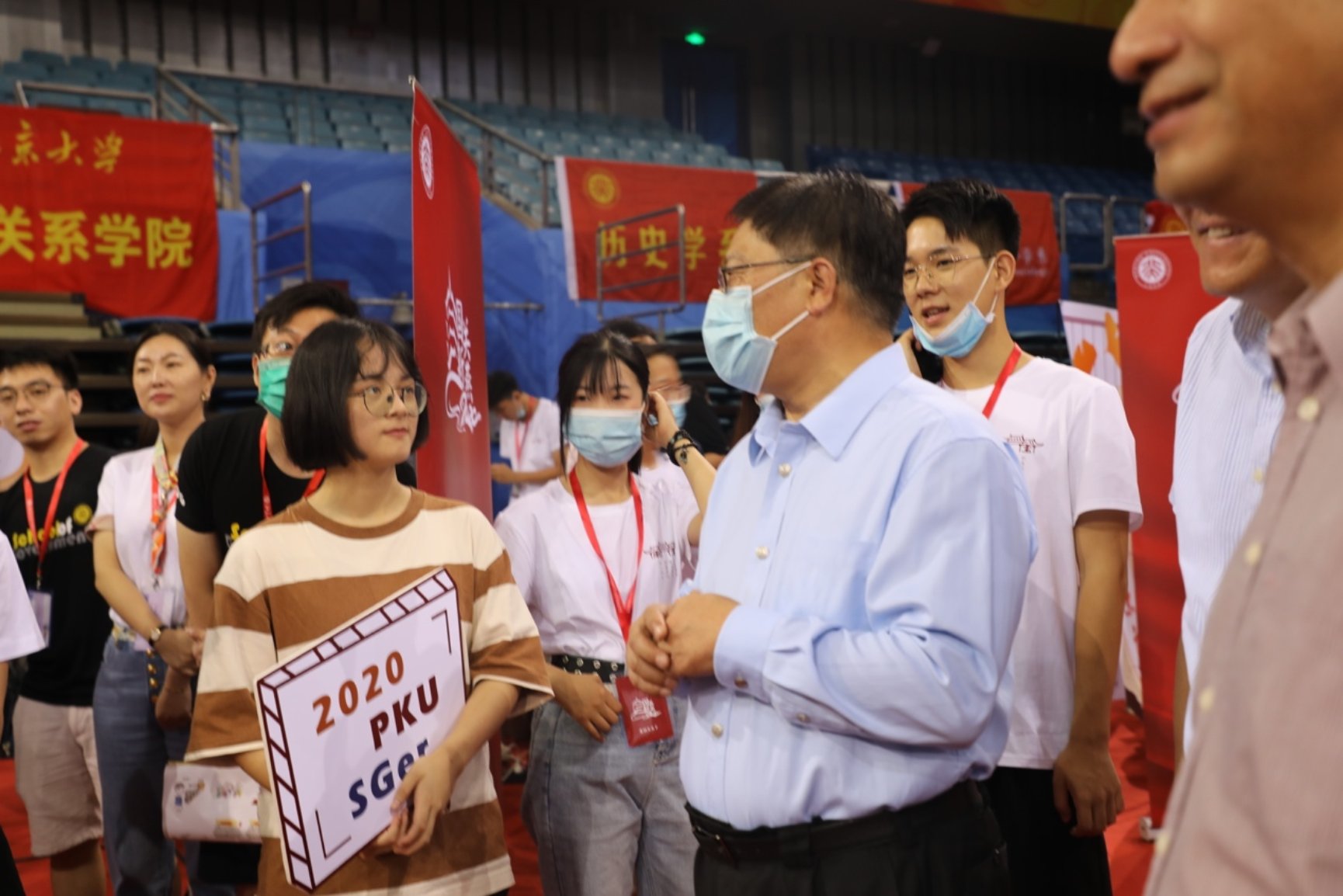 人站在人群中
描述已自动生成