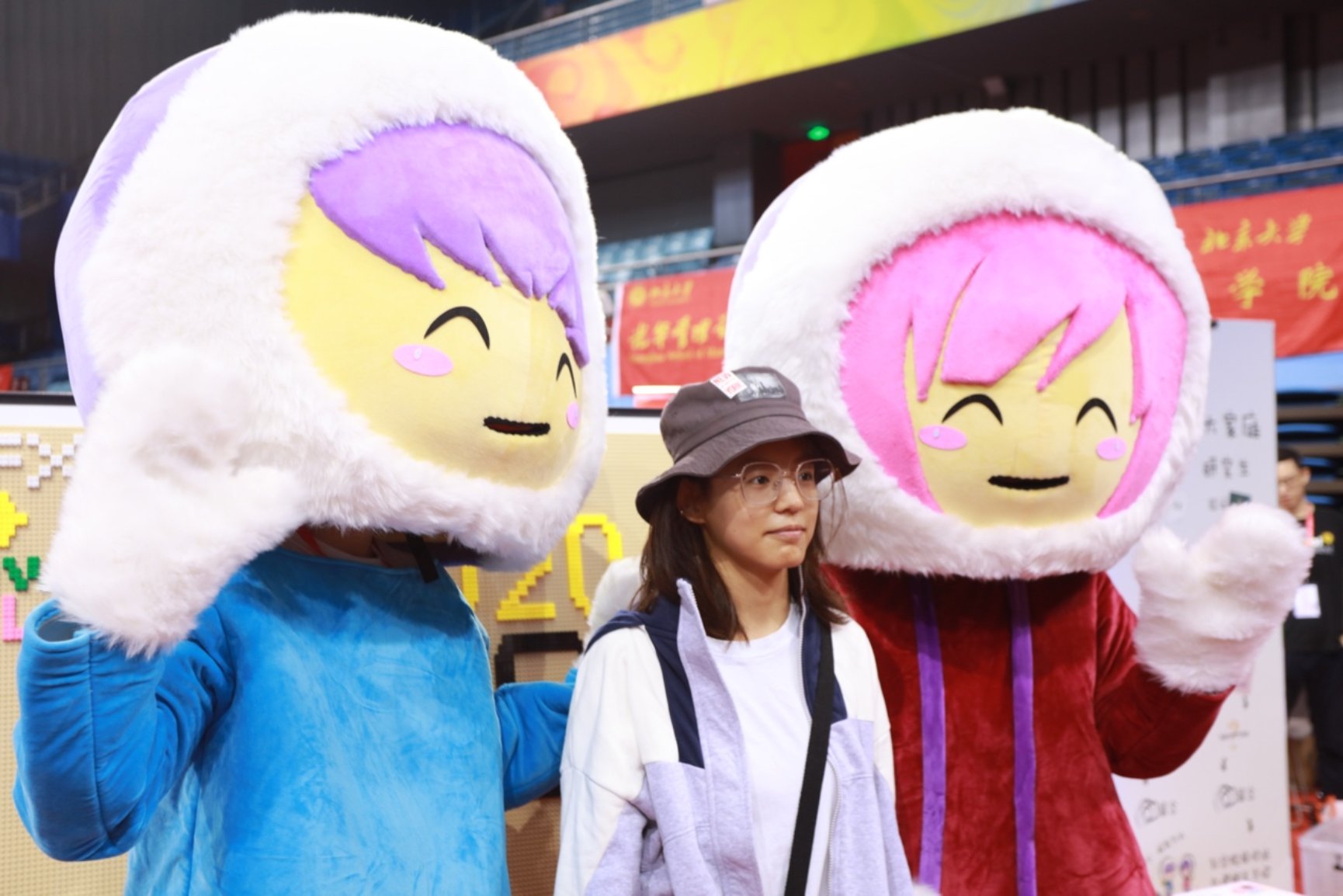 图片包含 建筑, 室内, 装满, 熊
描述已自动生成