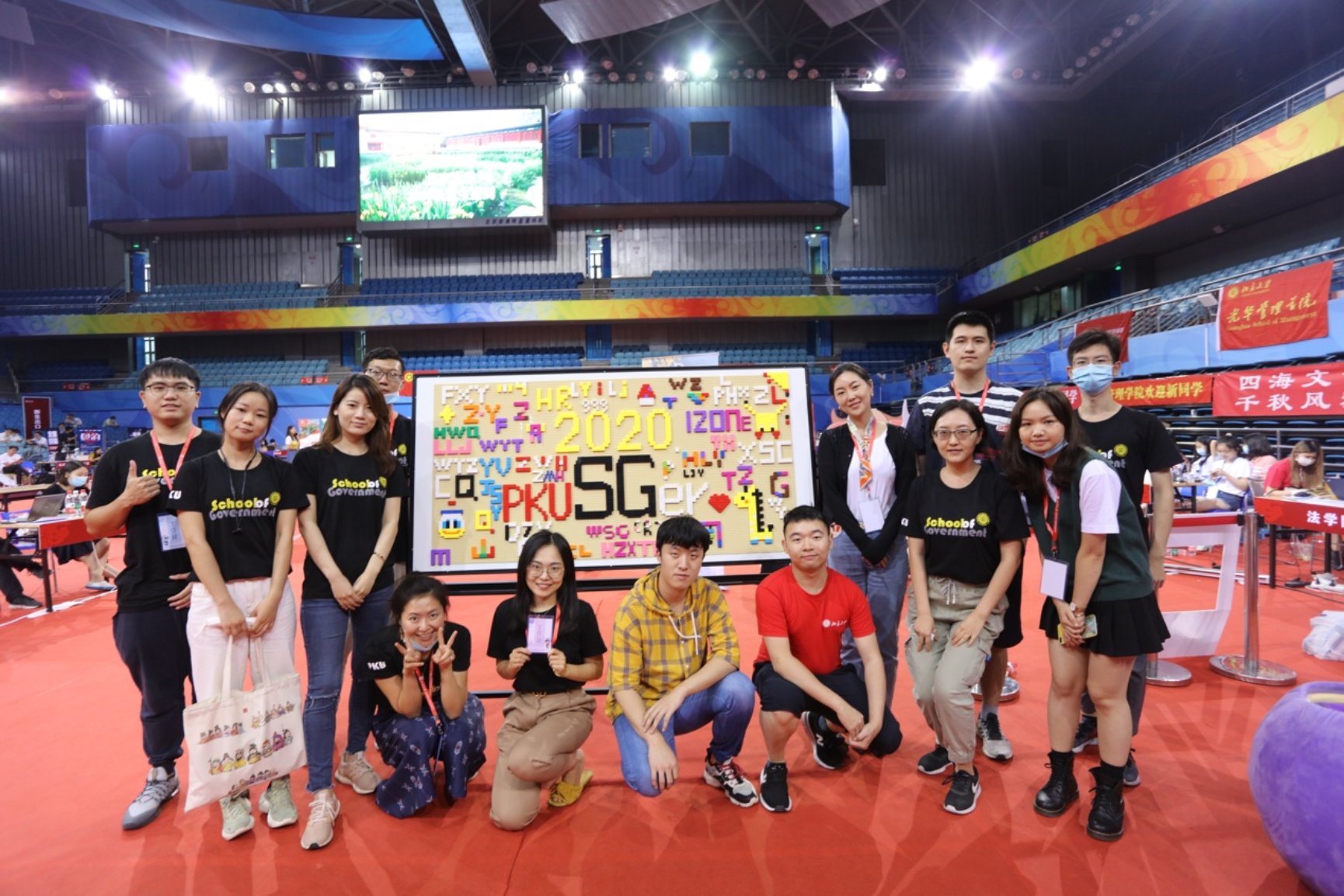 图片包含 室内, 人, 运动, 小孩
描述已自动生成