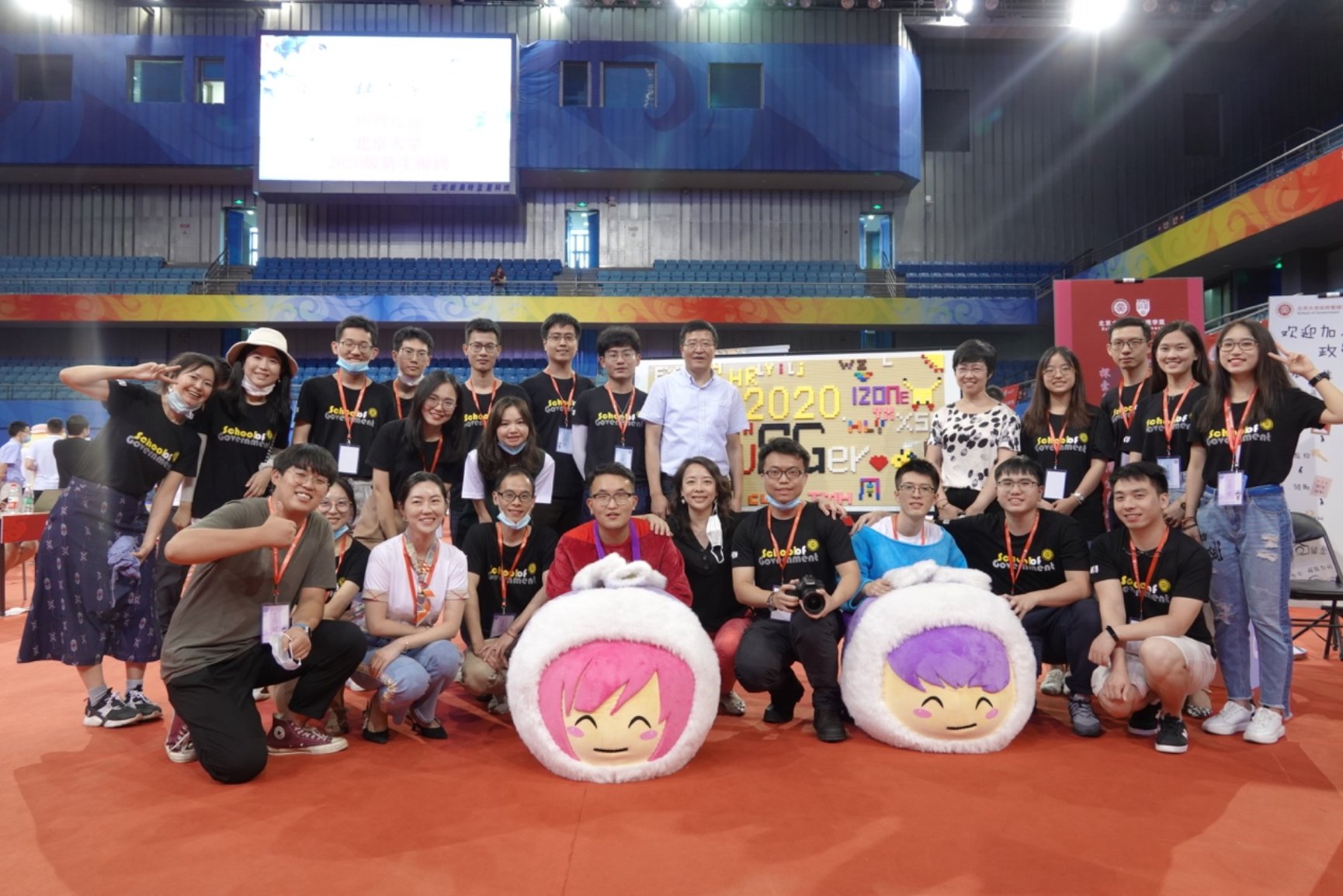 图片包含 人, 室内, 建筑, 小孩
描述已自动生成