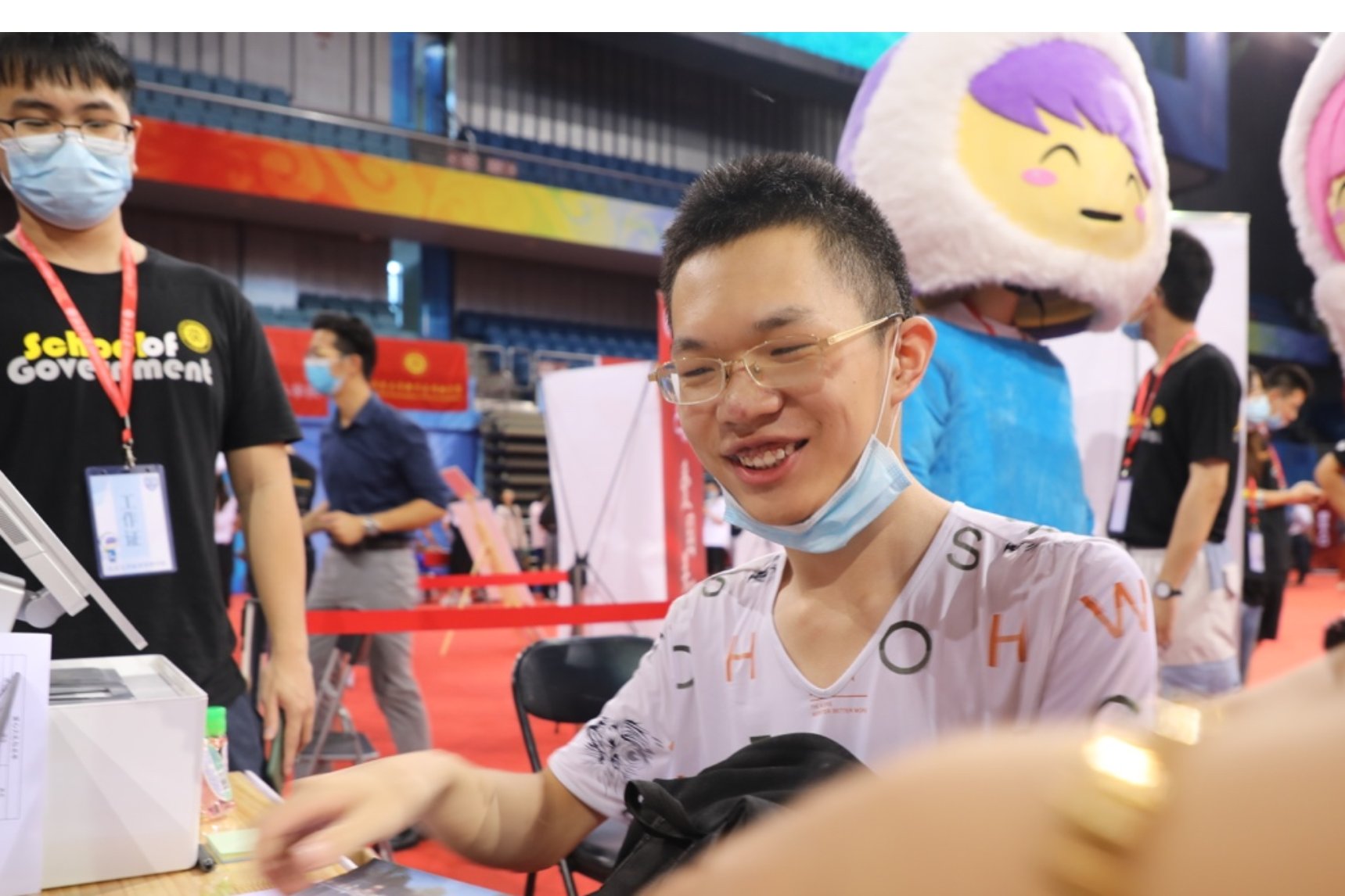 一群人正在聊天
描述已自动生成