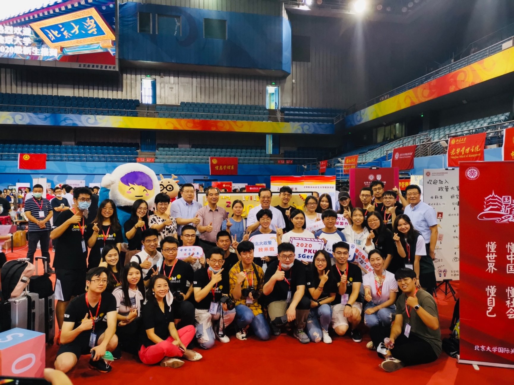 图片包含 人, 播放器, 院子, 男人
描述已自动生成