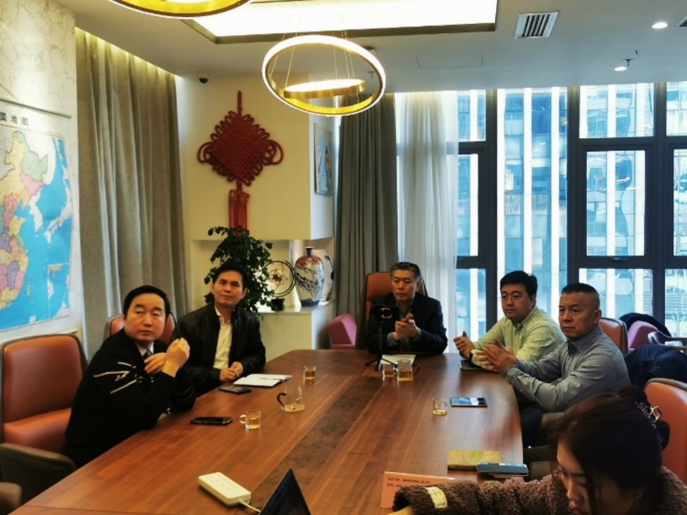 会议室里的人们
描述已自动生成