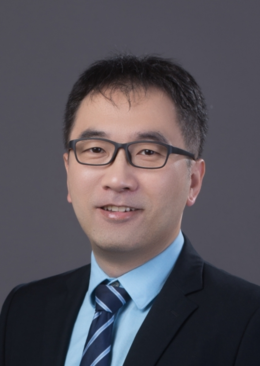 穿着西装笔挺的男子
描述已自动生成