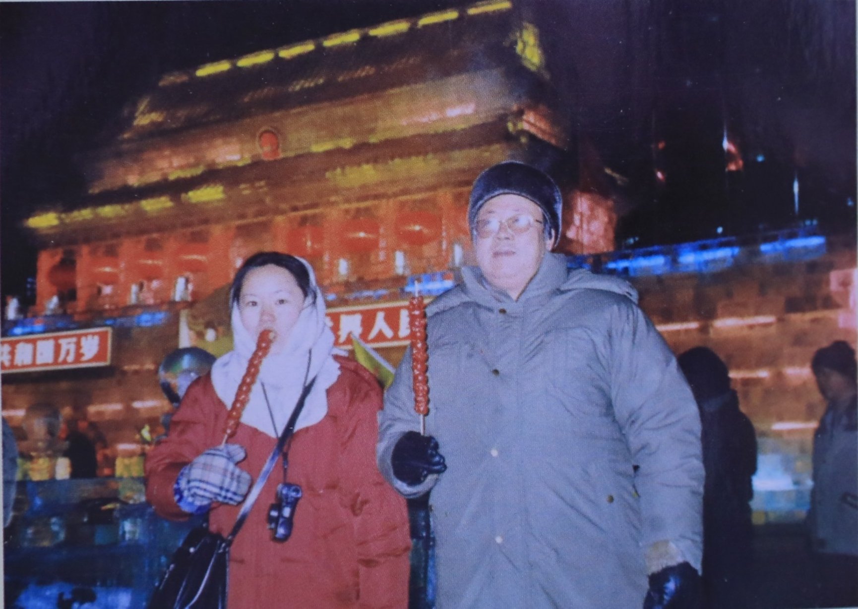 E:\221107\谢庆奎老师后事\谢庆奎老师纪念专栏\四、谢庆奎珍贵照片\2000年冬,谢庆奎与女儿谢梦醒在哈尔滨冰雪节上。.jpg