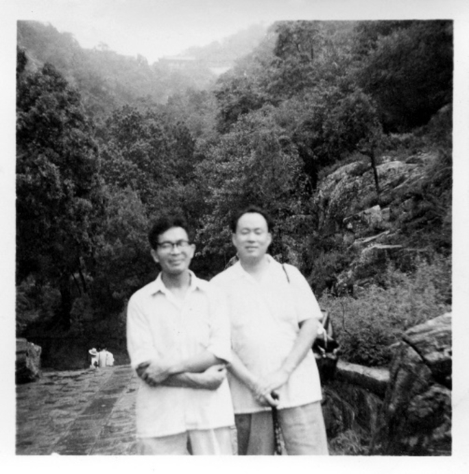 E:\221107\谢庆奎老师后事\谢庆奎老师纪念专栏\四、谢庆奎珍贵照片\7.1982年夏,谢庆奎与江荣海(在读硕士研究生)徒步登泰山。.jpg