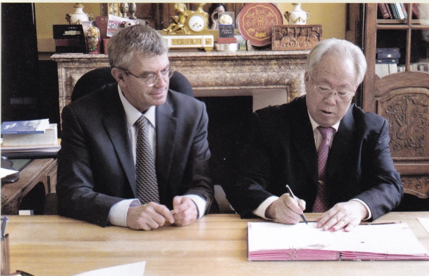 E:\221107\谢庆奎老师后事\谢庆奎老师纪念专栏\四、谢庆奎珍贵照片\2013年10月9日,在法国埃克斯政治学院院长办公室签署交流协议,左为法方院长。.jpg