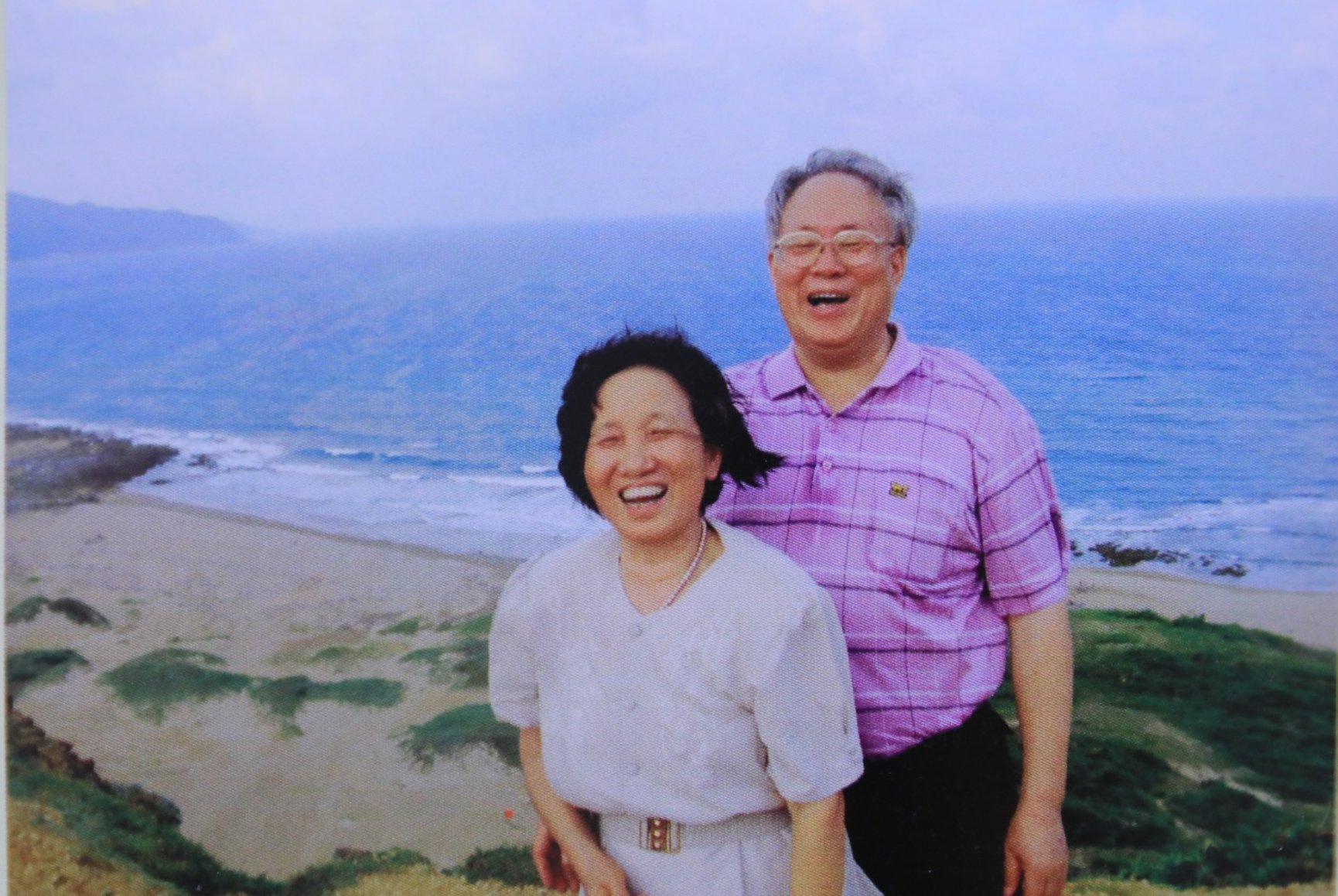 E:\221107\谢庆奎老师后事\谢庆奎老师纪念专栏\四、谢庆奎珍贵照片\2010年夏,与老伴儿在台湾澎湖列岛上。.jpg