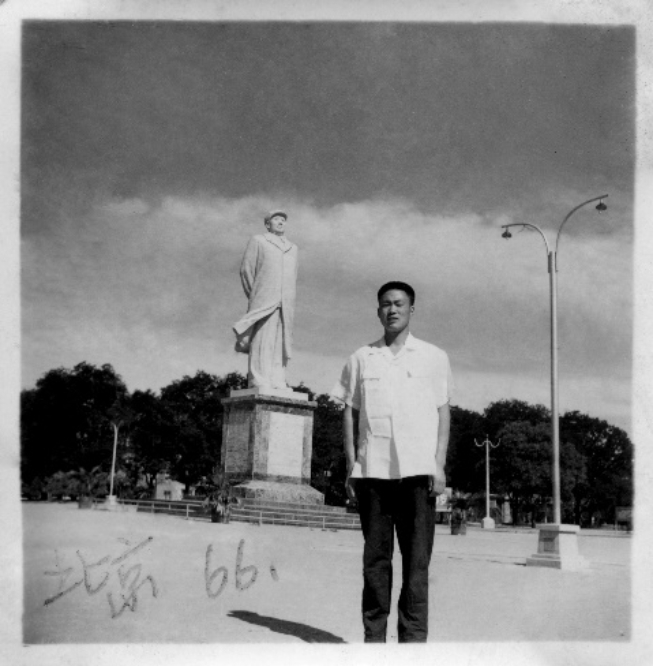 E:\221107\谢庆奎老师后事\谢庆奎老师纪念专栏\四、谢庆奎珍贵照片\1967年7月,谢庆奎在北京大学西校门内,办公楼背面的毛主席塑像前。.jpg