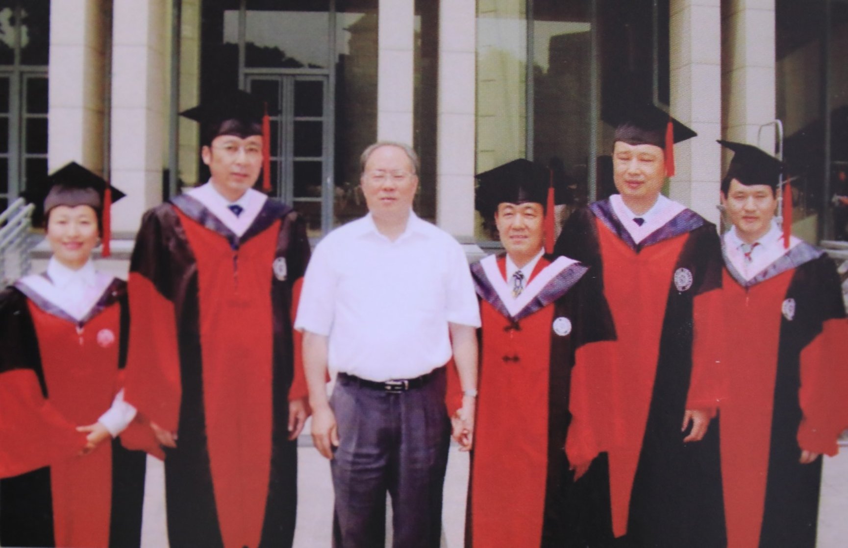 E:\221107\谢庆奎老师后事\谢庆奎老师纪念专栏\四、谢庆奎珍贵照片\2004年夏,与学生吴丕、刘志伟、曹阳铉(韩)、赵晖、朱宇博士毕业合影。.JPG