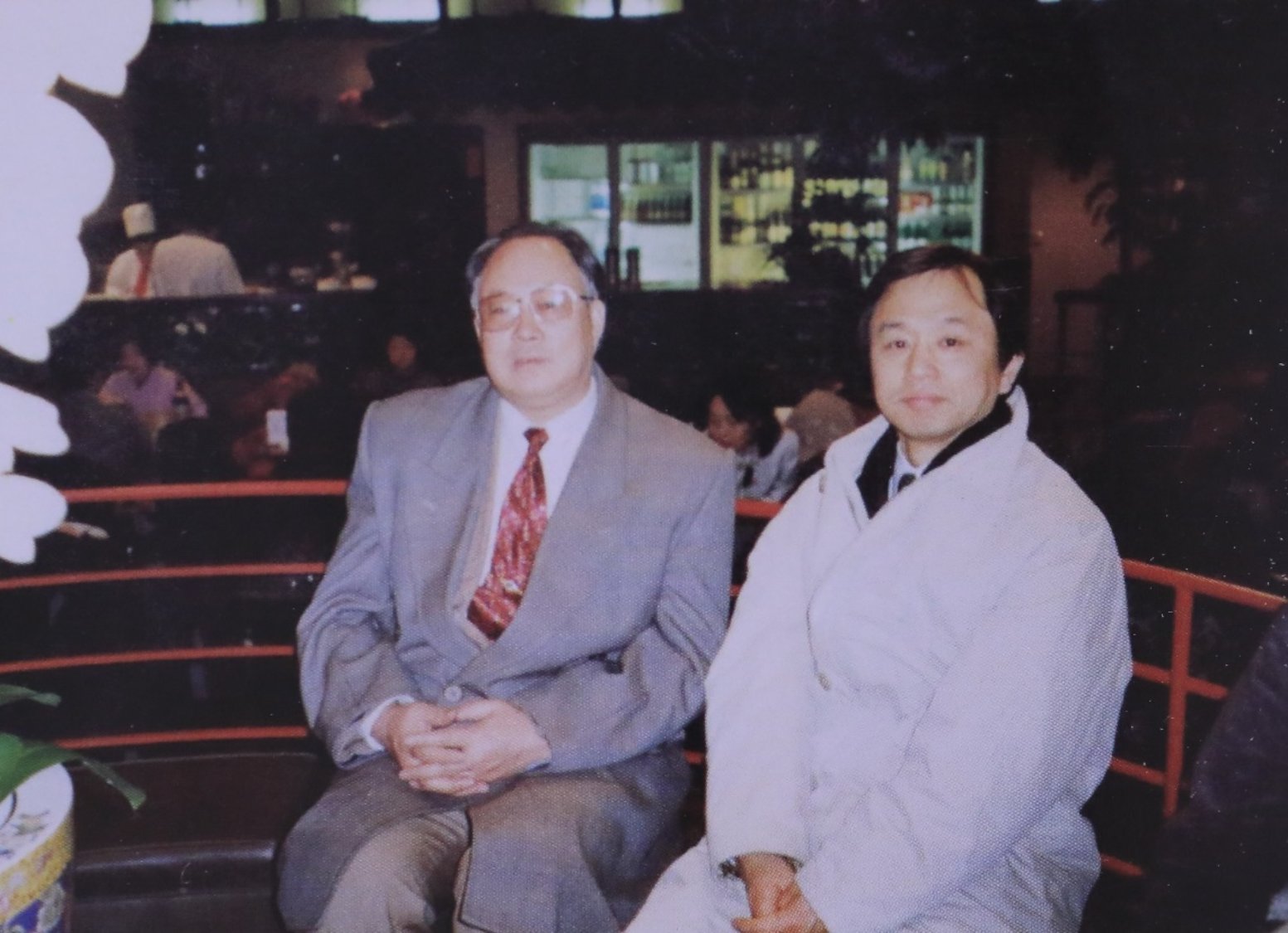 E:\221107\谢庆奎老师后事\谢庆奎老师纪念专栏\四、谢庆奎珍贵照片\1999年1月,谢庆奎与日本庆应大学国分良成教授在横滨。.jpg