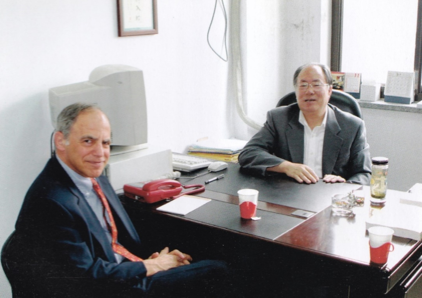E:\221107\谢庆奎老师后事\谢庆奎老师纪念专栏\四、谢庆奎珍贵照片\2004年5月12日,与美国的中国问题专家李侃如教授在北大的老化学楼办公室交谈。.jpg