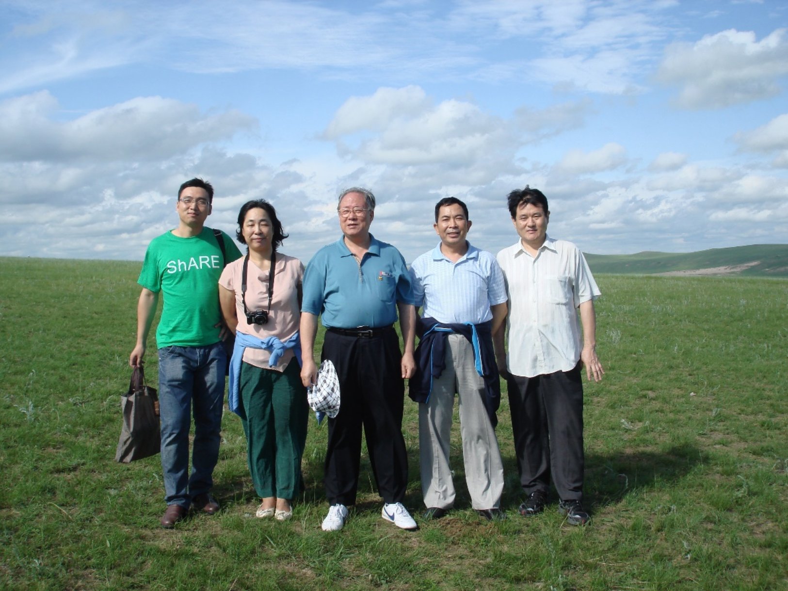 E:\221107\谢庆奎老师后事\谢庆奎老师纪念专栏\四、谢庆奎珍贵照片\2009年7月,在内蒙古呼伦贝尔大草原.JPG