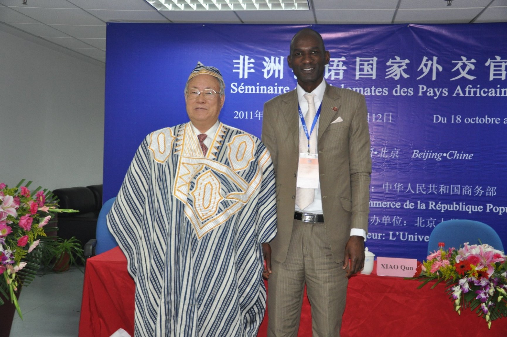 E:\221107\谢庆奎老师后事\谢庆奎老师纪念专栏\四、谢庆奎珍贵照片\2011年非洲法语国家外交官研修班(第二期):科特迪瓦学员TIA先生第二次来北大参加研修班,向谢庆奎教授赠送传统服装,并亲自为谢教授穿戴合影.JPG
