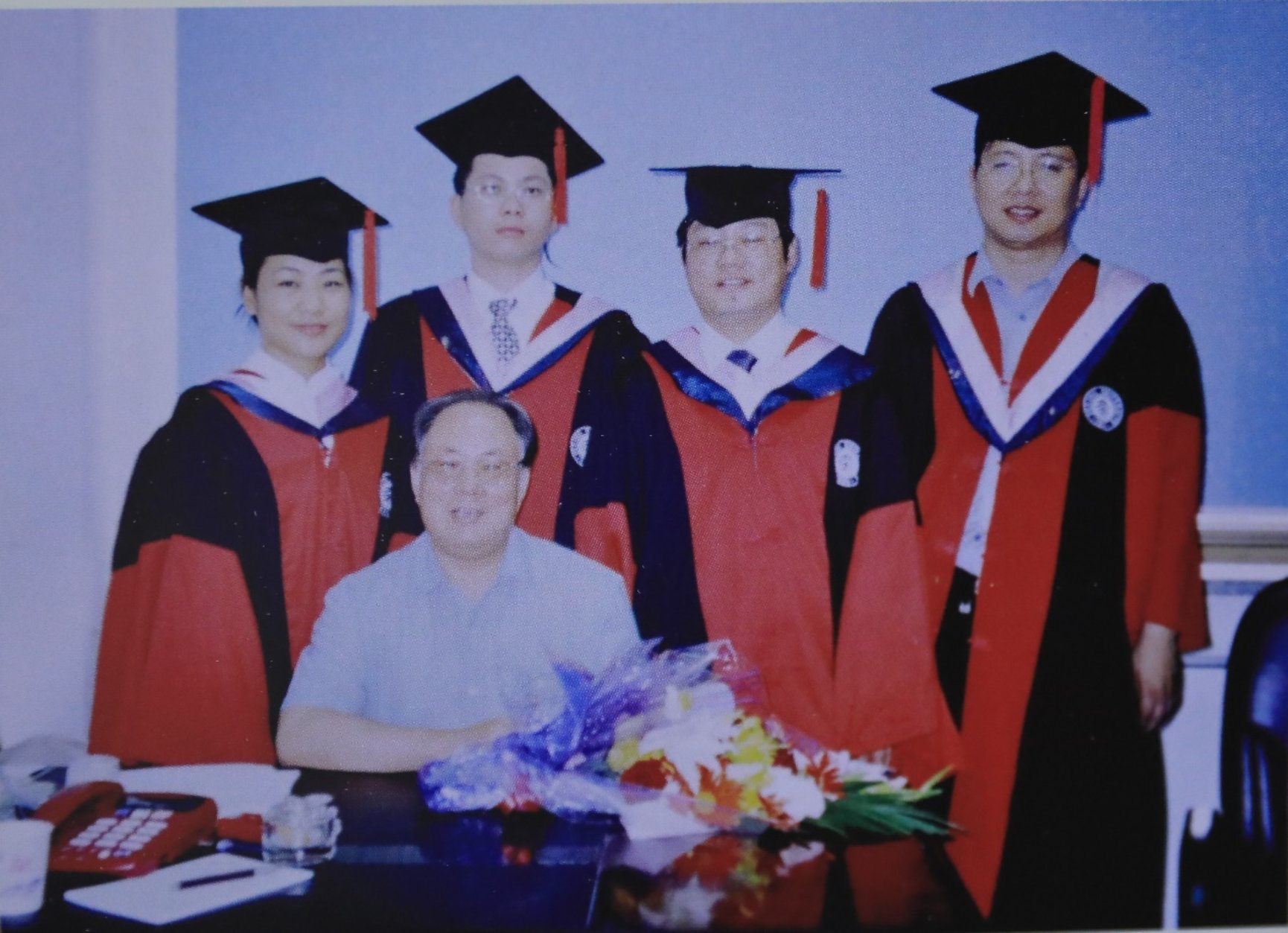 E:\221107\谢庆奎老师后事\谢庆奎老师纪念专栏\四、谢庆奎珍贵照片\2002年夏,在博士毕业典礼上与学生孙宏山、唐娟、胡舒宝、徐家良合影。.jpg