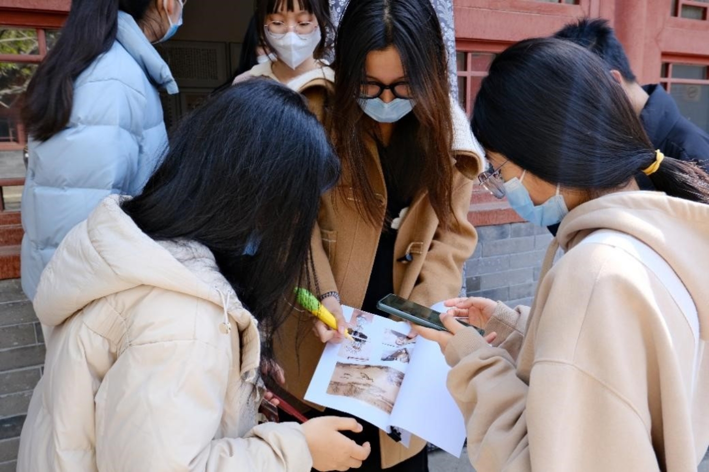 人在打电话
描述已自动生成