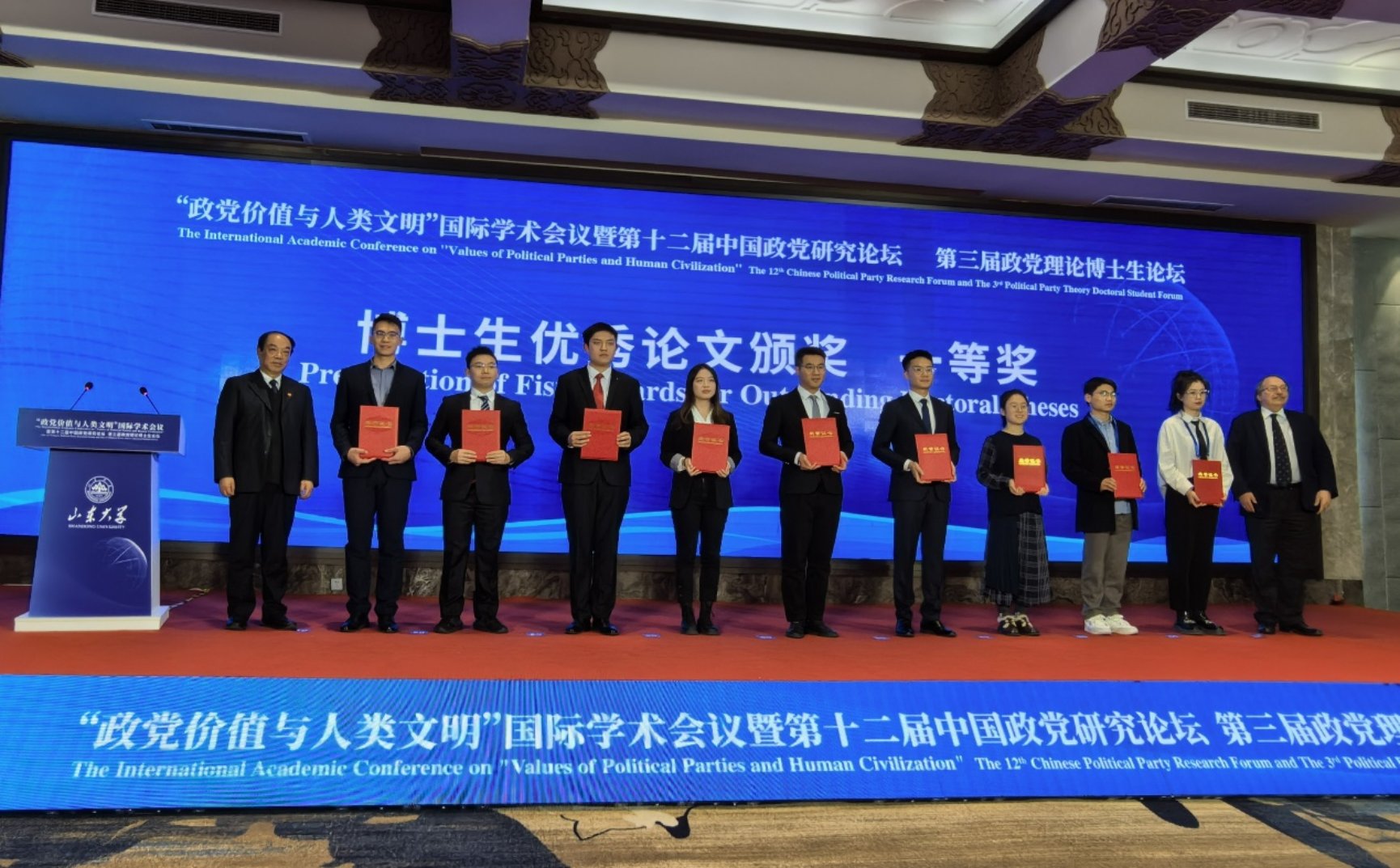 一群人站在屏幕前描述已自动生成