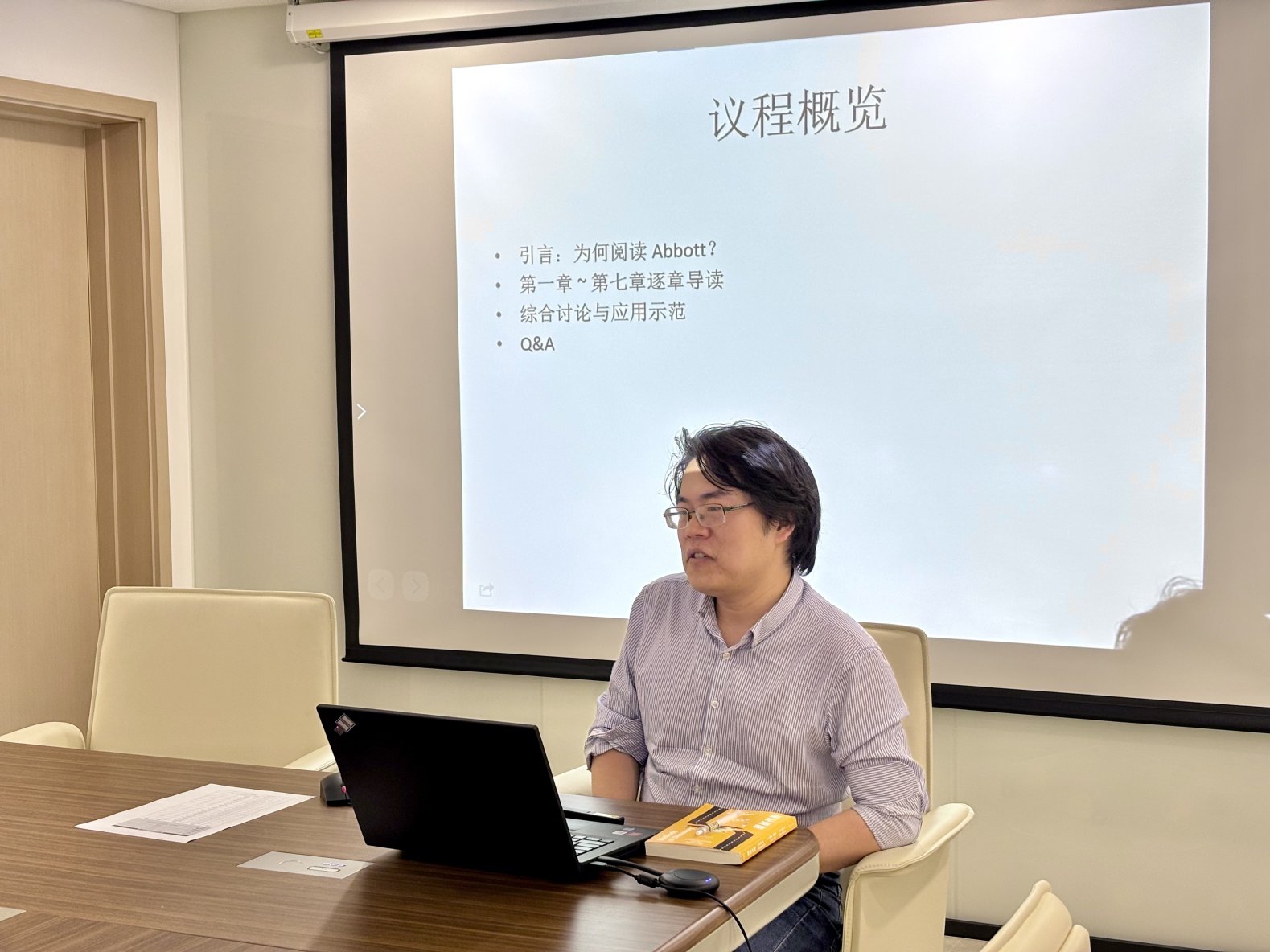 桌子上放着笔记本电脑前的男人

AI 生成的内容可能不正确。