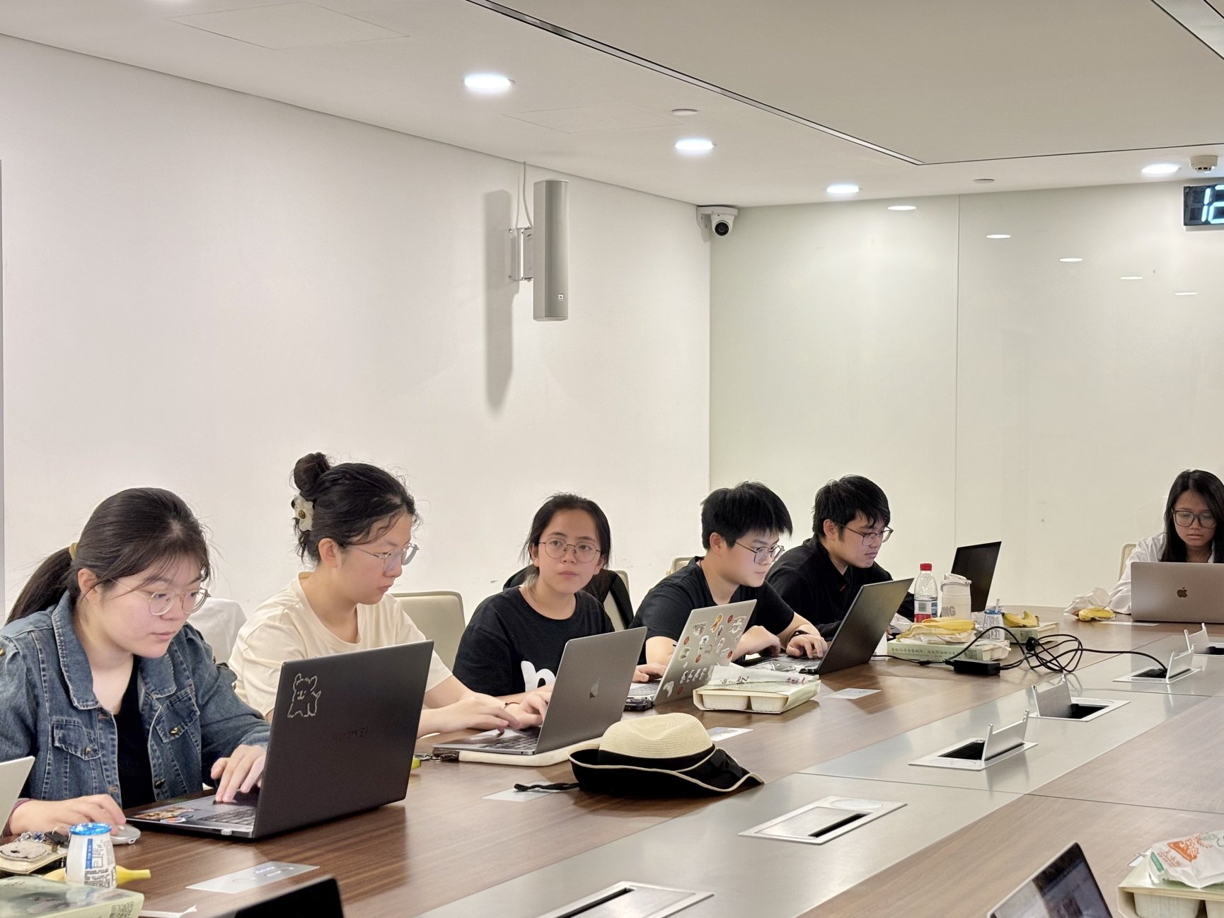 会议室里的人们

AI 生成的内容可能不正确。