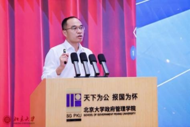 人的照片上写着字描述已自动生成