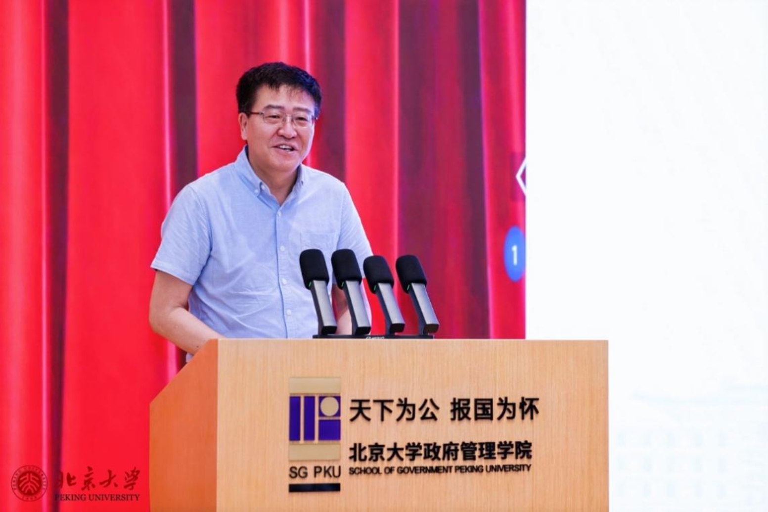 男人的照片上写着字描述已自动生成