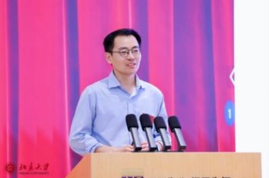 人站在桌子前中度可信度描述已自动生成