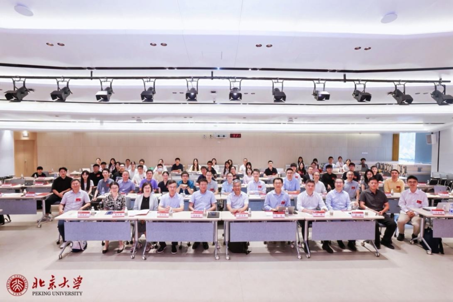 图片包含 路, 室内, 人们, 大描述已自动生成