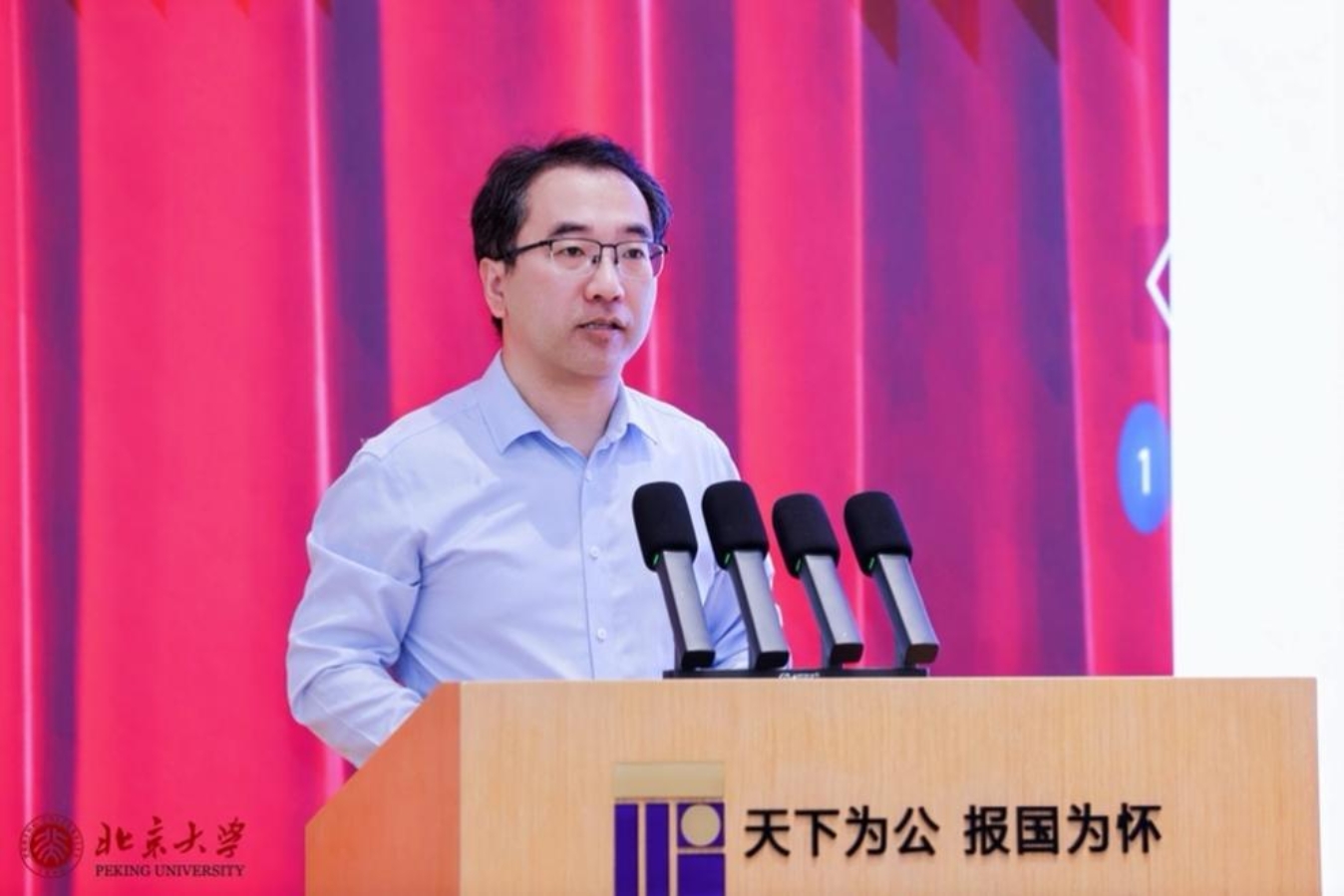 人的照片上写着字描述已自动生成