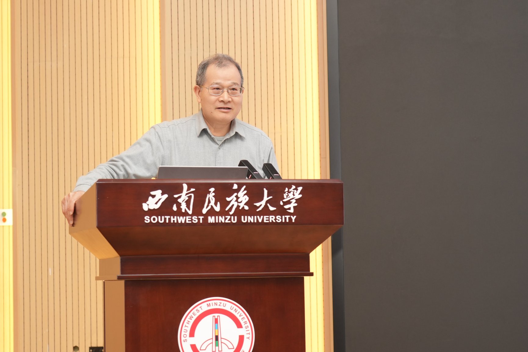 门前的人

中度可信度描述已自动生成