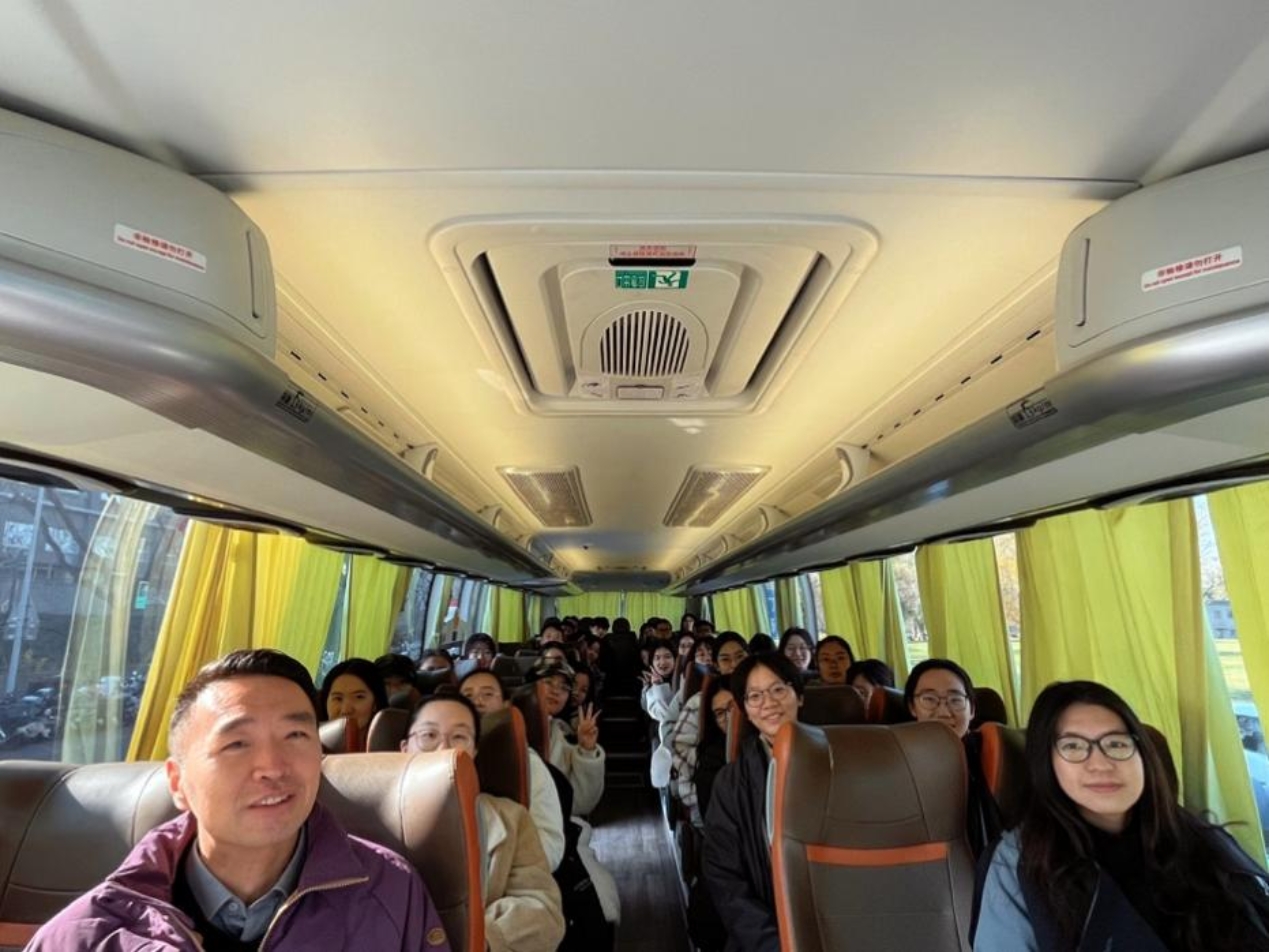 一群人站在地铁里AI 生成的内容可能不正确。