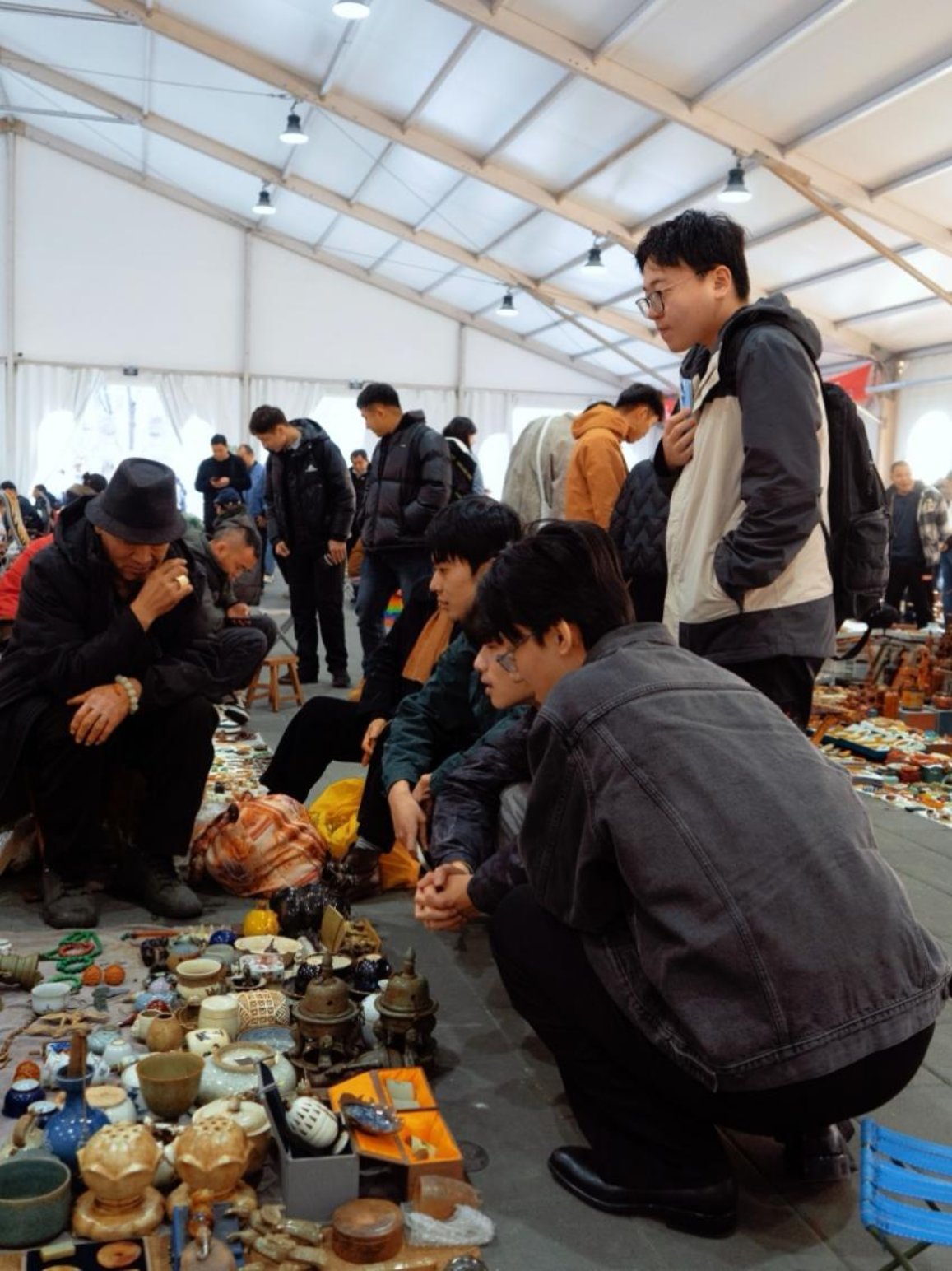 一群人站在桌子边AI 生成的内容可能不正确。