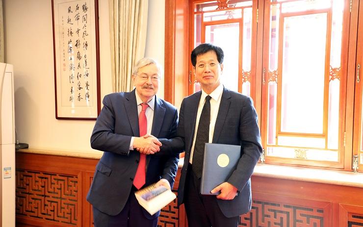 美国大使来访.jpg 美国大使来访.jpg